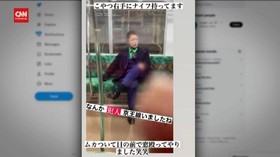 VIDEO: Pria Berkostum Joker Serang Kereta Bawah Tanah tokyo