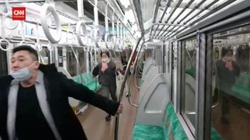 VIDEO: Detik-detik Penikaman di Kereta Tokyo oleh Pelaku Mirip Joker