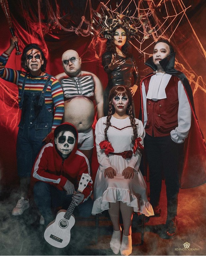 Tidak kalah keren, keluarga Ruben Onsu totalitas dengan kostum Halloween mereka tahun ini. Siapa yang paling menyeramkan menurutmu, Beauties? Foto: instagram.com/ruben_onsu