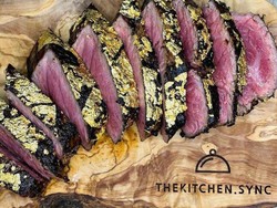 Tiru Steak Emas Salt Bae, Chef ini Hanya Habiskan Rp 322 Ribu!