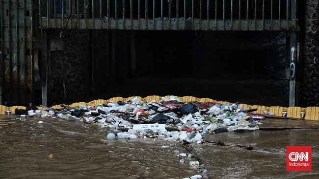 BPBD ungkap kenaikan status Pintu Air Pasar Ikan, Penjaringan, Jakarta Utara, menjadi Siaga 2 dengan ketinggian muka air mencapai 205 cm, Rabu sore.