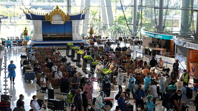 Thailand Heboh Aktor Drama Gay Dikejar Fans Wanita, Bandara Minta Maaf