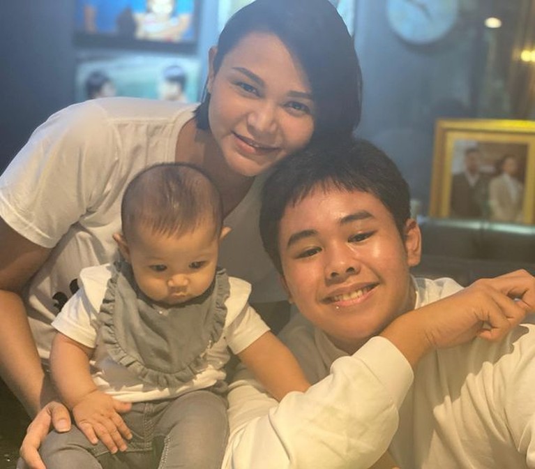 6 Momen Sweet 17th Cello Putra Bungsu Yuni Shara Yuni Shara baru saja menggelar pesta ulang tahun sederhana untuk putra bungsunya Cello yang ke 17 tahun. Yuk intip!