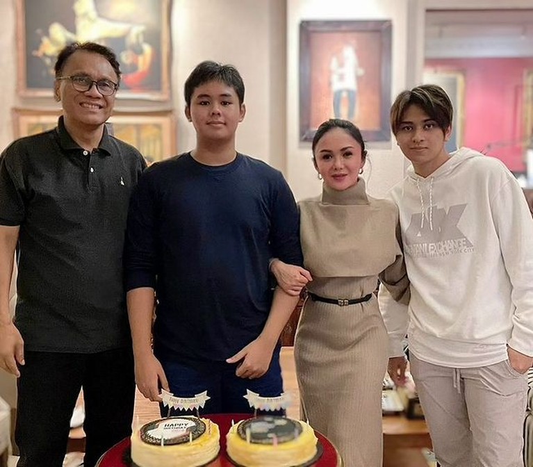 Yuni Shara baru saja menggelar pesta ulang tahun sederhana untuk putra bungsunya Cello yang ke 17 tahun. Yuk intip!