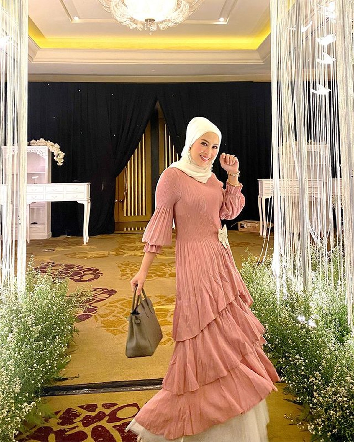 Penampilan Shanty istri Denny Cagur mencuri perhatian setelah sukses turunkan berat badan 19 kg&period; Yuk kita intip potretnya&excl;