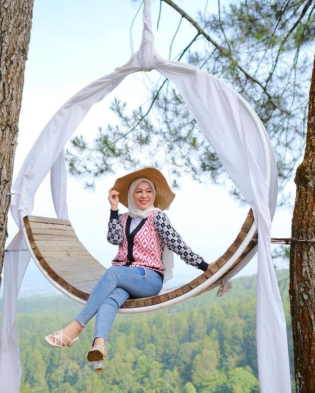 Penampilan Shanty istri Denny Cagur mencuri perhatian setelah sukses turunkan berat badan 19 kg&period; Yuk kita intip potretnya&excl;