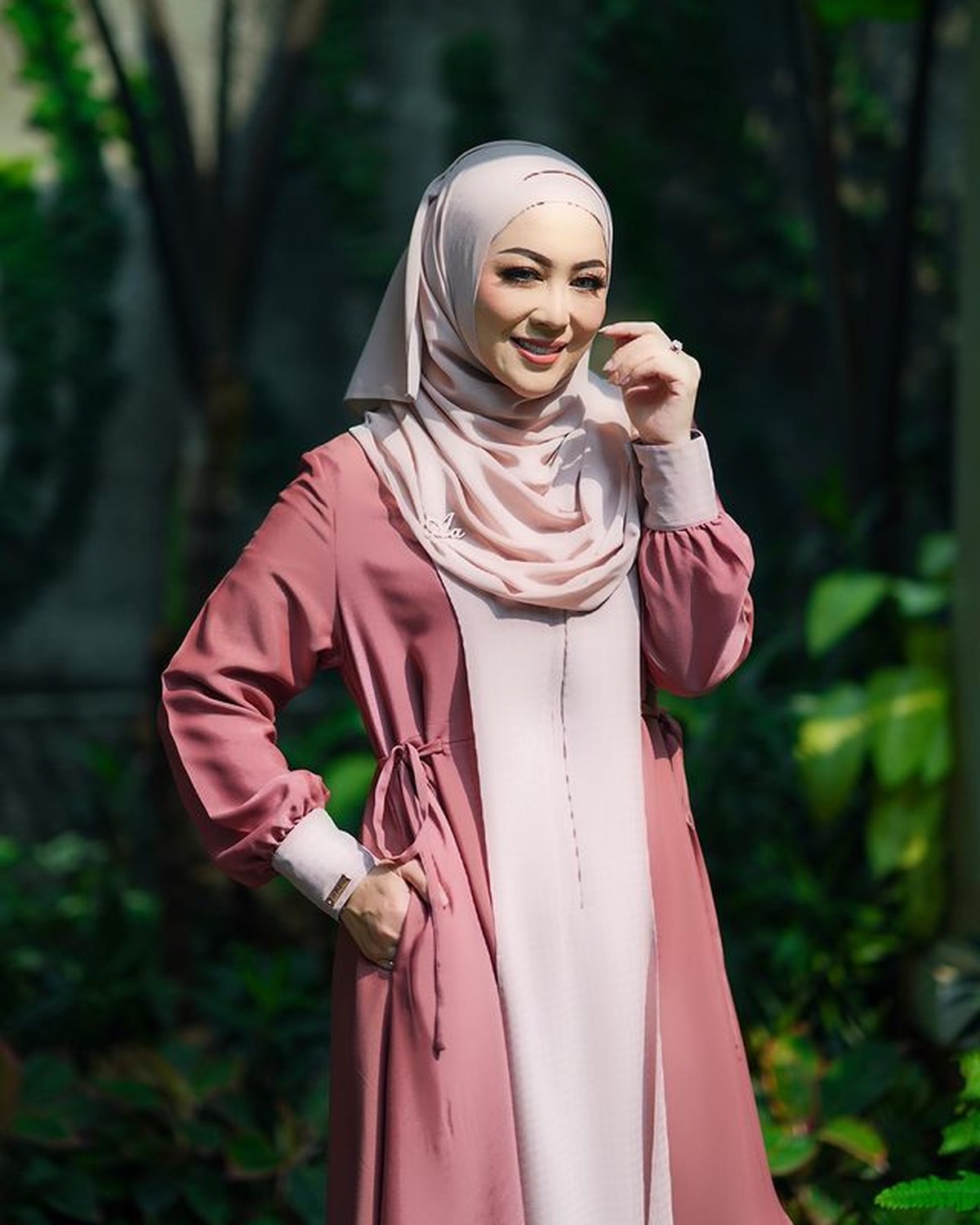 Penampilan Shanty istri Denny Cagur mencuri perhatian setelah sukses turunkan berat badan 19 kg&period; Yuk kita intip potretnya&excl;