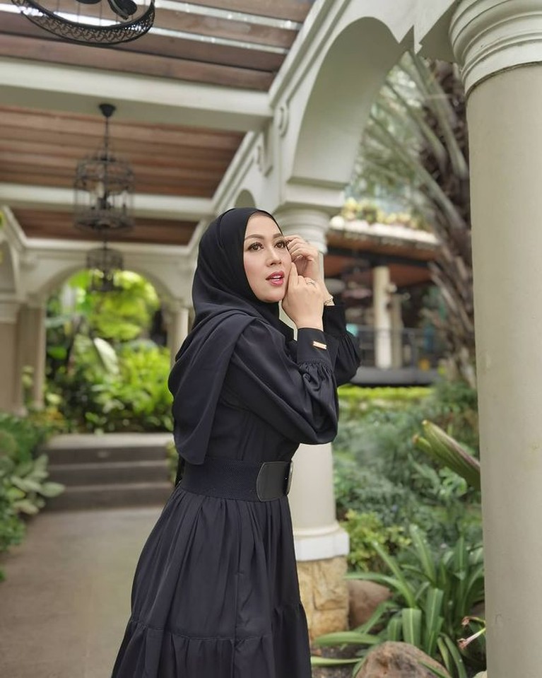 7 Penampilan Shanty Istri Denny Cagur Makin Langsing Usai Turun BB 19 Kg Penampilan Shanty istri Denny Cagur mencuri perhatian setelah sukses turunkan berat badan 19 kg. Yuk kita intip potretnya!