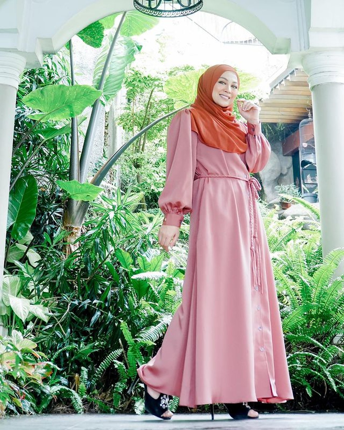 Penampilan Shanty istri Denny Cagur mencuri perhatian setelah sukses turunkan berat badan 19 kg&period; Yuk kita intip potretnya&excl;