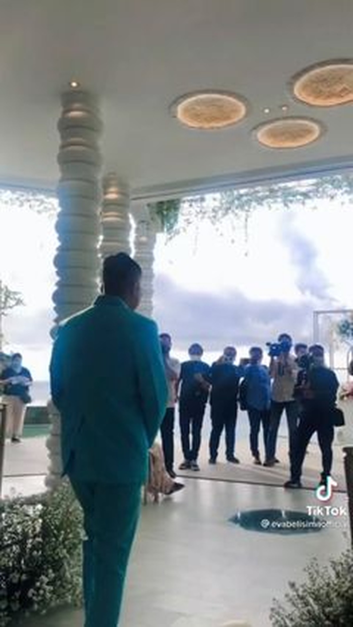 Eva Belisima mantan istri Kiwil resmi dipersunting sang kekasih bule tampan India&period; Yuk kita intip momen pernikahannya&excl;