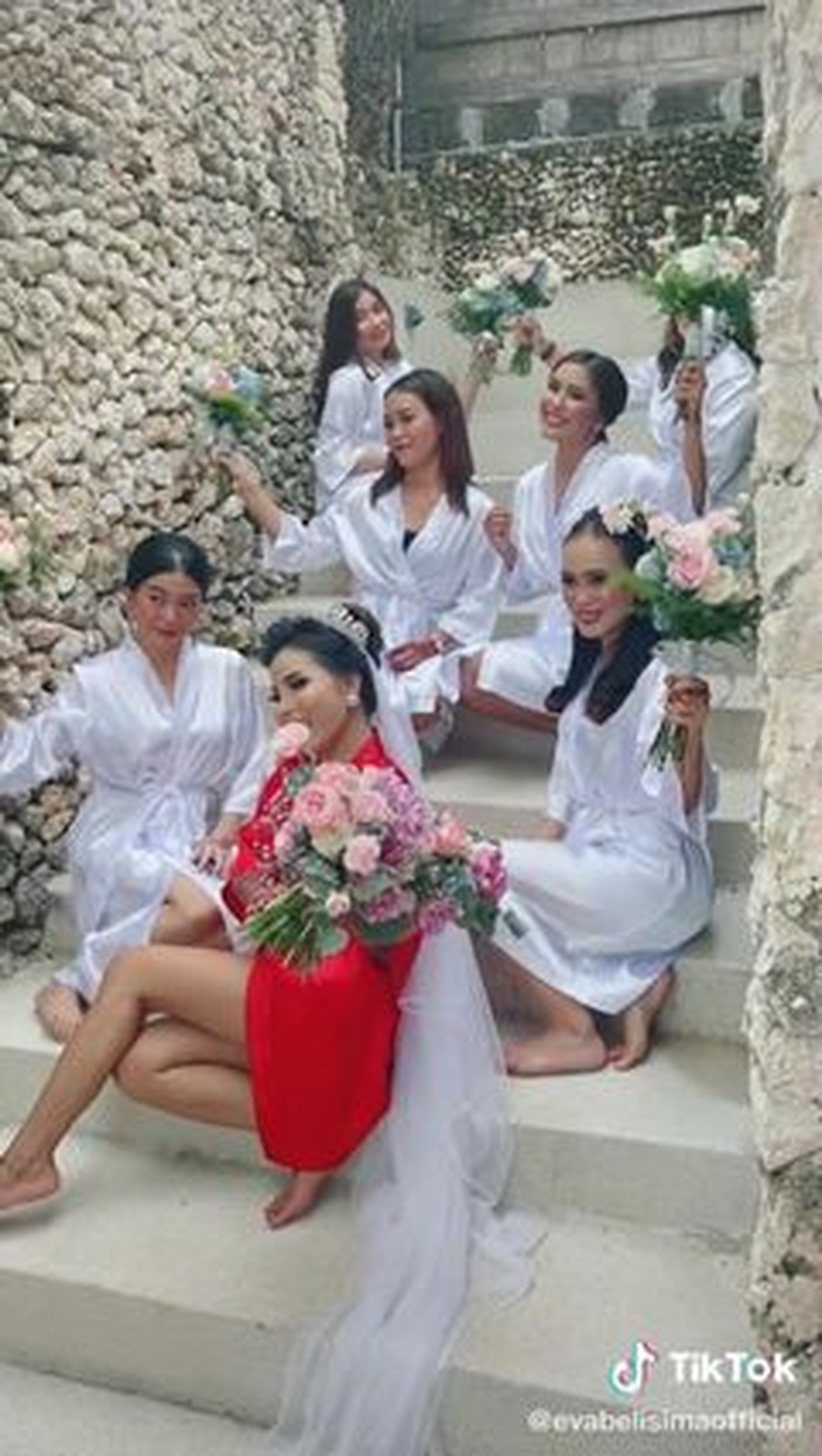 Eva Belisima mantan istri Kiwil resmi dipersunting sang kekasih bule tampan India&period; Yuk kita intip momen pernikahannya&excl;