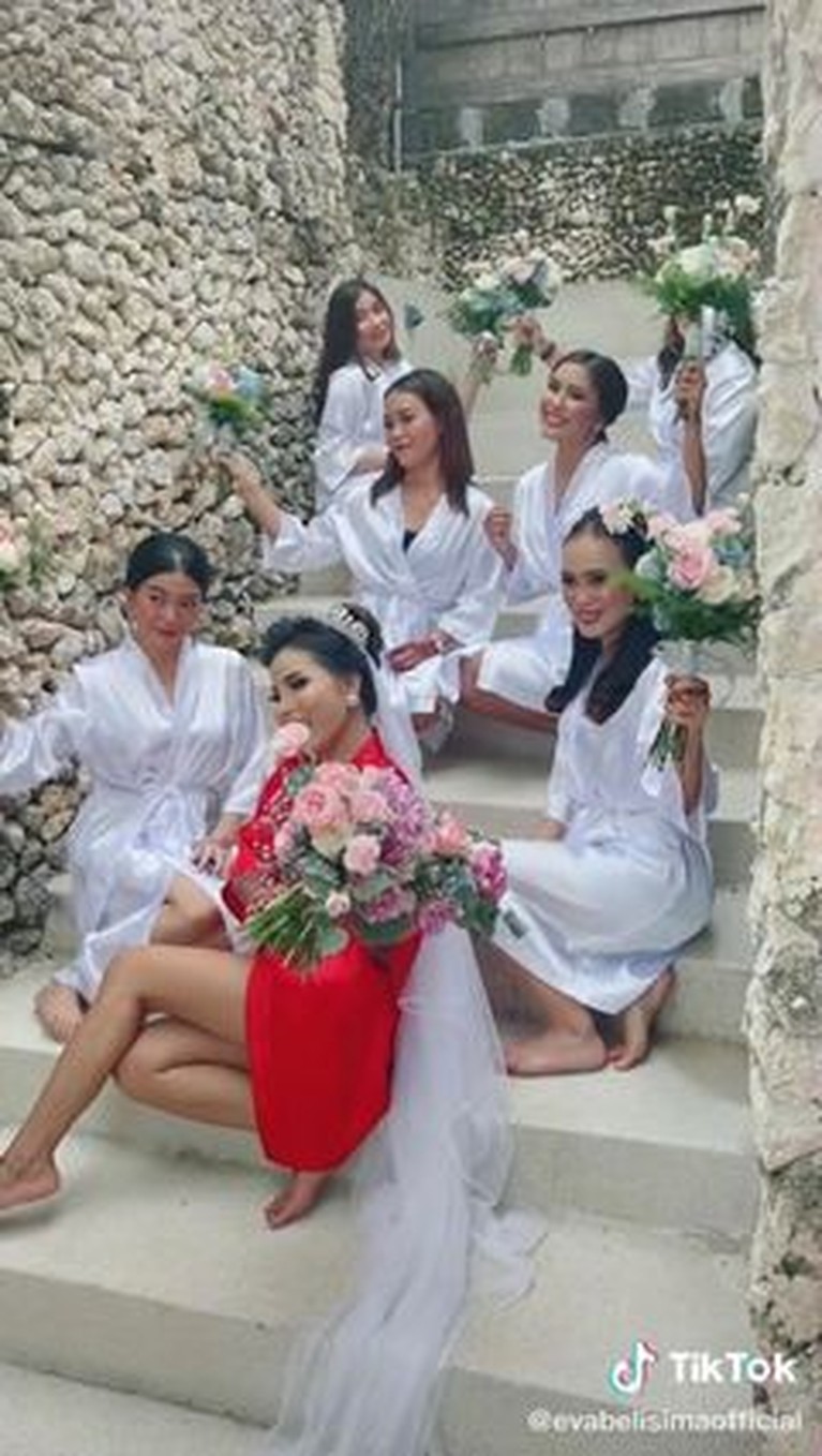8 Potret Bahagia Pernikahan Eva Belisima Eks Istri Kiwil dengan Bule India Eva Belisima mantan istri Kiwil resmi dipersunting sang kekasih bule tampan India. Yuk kita intip momen pernikahannya!