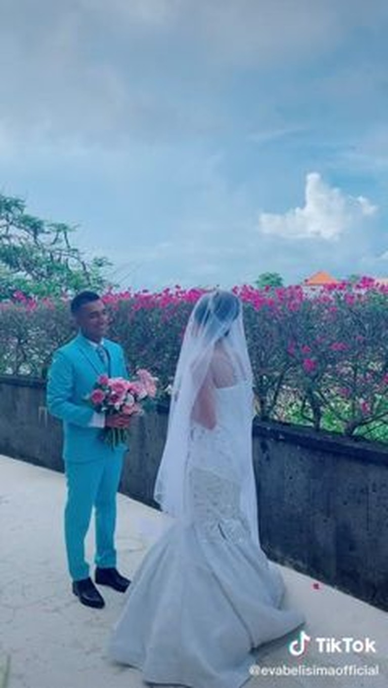 8 Potret Bahagia Pernikahan Eva Belisima Eks Istri Kiwil dengan Bule India Eva Belisima mantan istri Kiwil resmi dipersunting sang kekasih bule tampan India. Yuk kita intip momen pernikahannya!