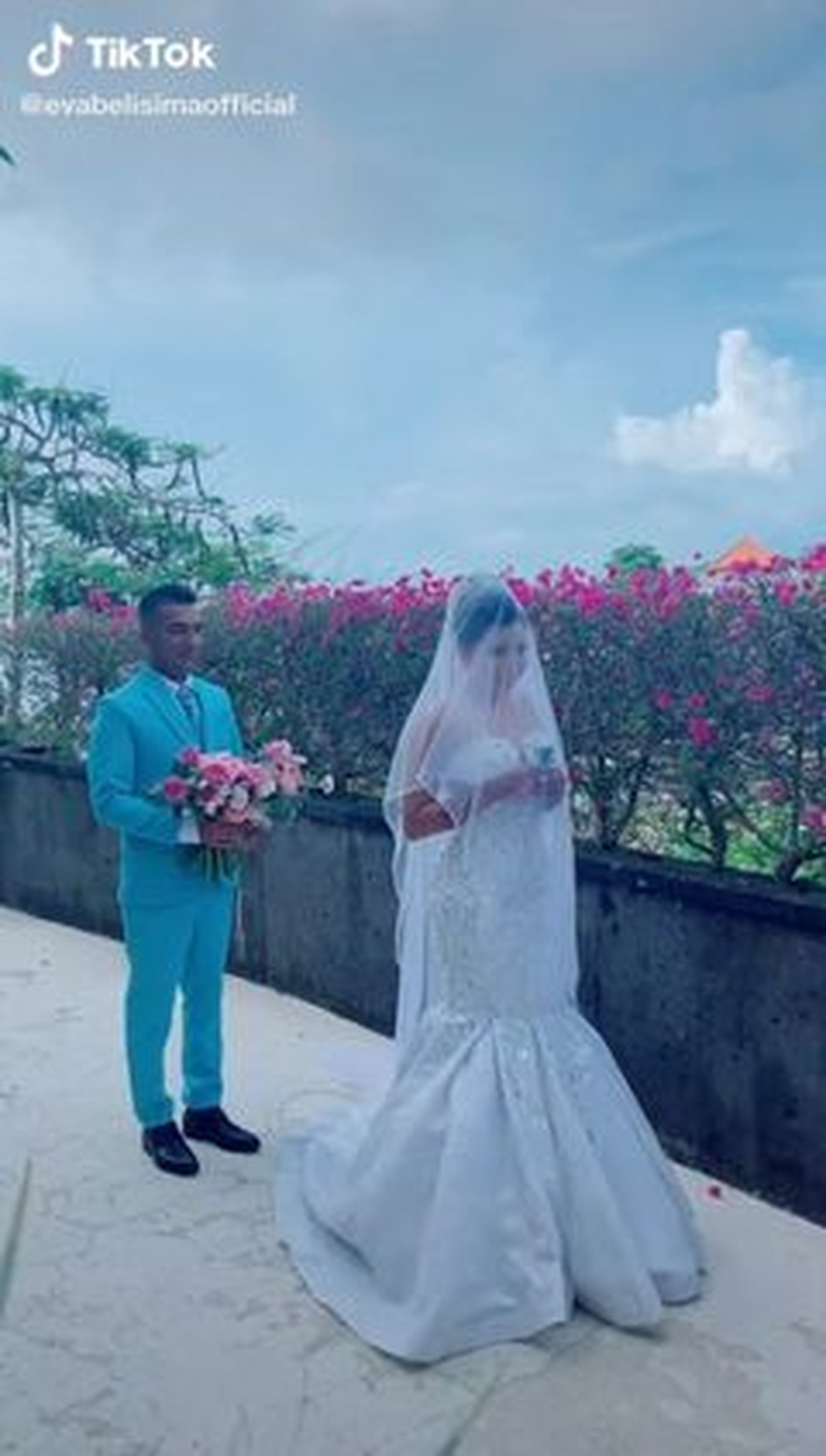 Eva Belisima mantan istri Kiwil resmi dipersunting sang kekasih bule tampan India&period; Yuk kita intip momen pernikahannya&excl;