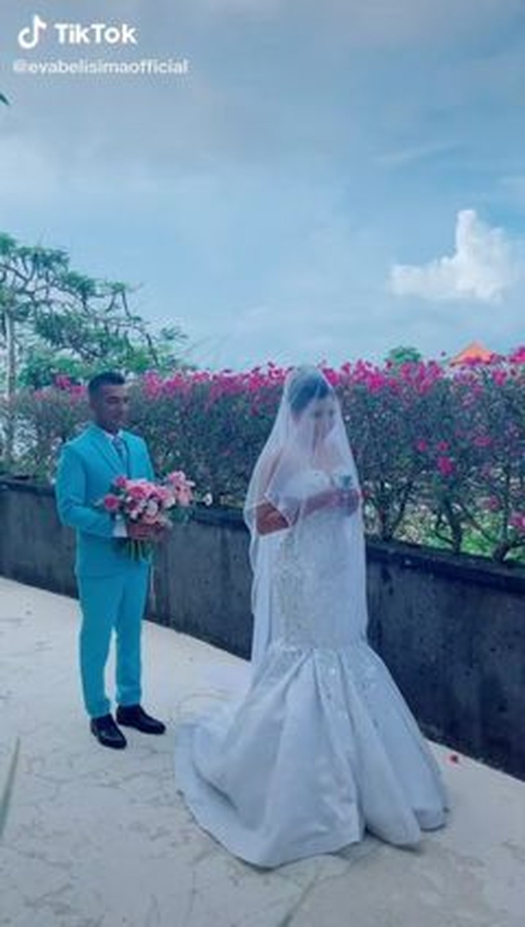 Eva Belisima mantan istri Kiwil resmi dipersunting sang kekasih bule tampan India. Yuk kita intip momen pernikahannya!