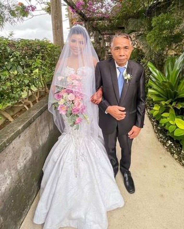 Eva Belisima mantan istri Kiwil resmi dipersunting sang kekasih bule tampan India. Yuk kita intip momen pernikahannya!