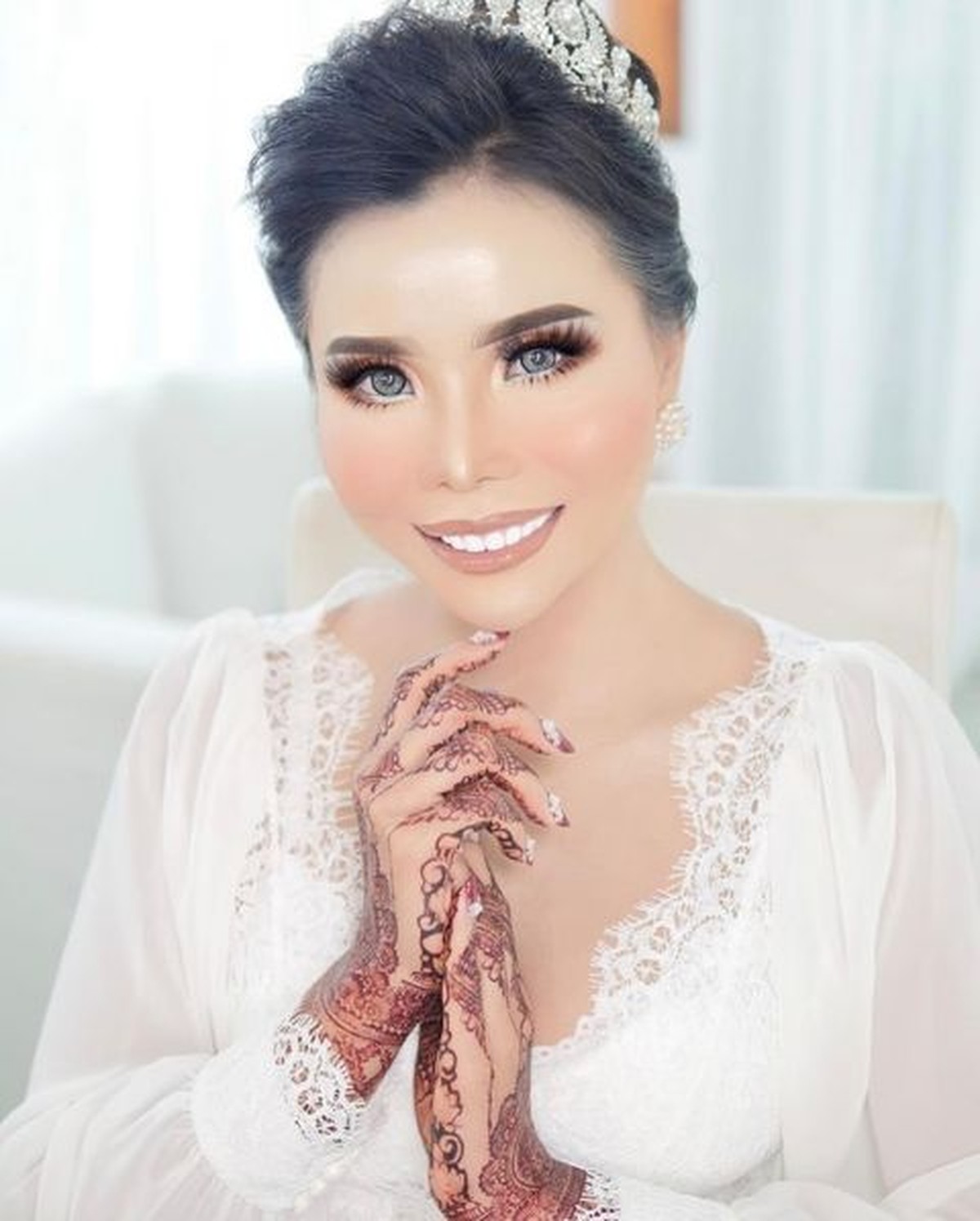 Eva Belisima mantan istri Kiwil resmi dipersunting sang kekasih bule tampan India&period; Yuk kita intip momen pernikahannya&excl;