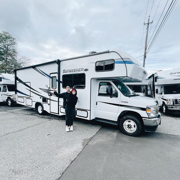 9 Potret Liburan Seru Keluarga Ayudia & Ditto Keliling Amerika Pakai Campervan Ditto Percussion memboyong istri dan anaknya keliling Amerika Serikat menggunakan mobil campervan. Yuk intip keseruannya!