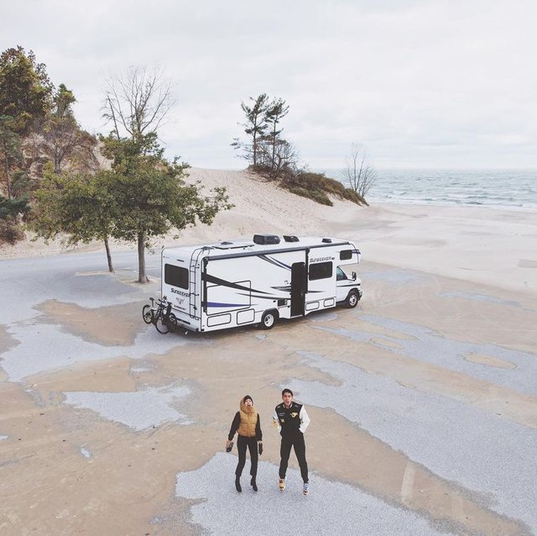 9 Potret Liburan Seru Keluarga Ayudia & Ditto Keliling Amerika Pakai Campervan Ditto Percussion memboyong istri dan anaknya keliling Amerika Serikat menggunakan mobil campervan. Yuk intip keseruannya!