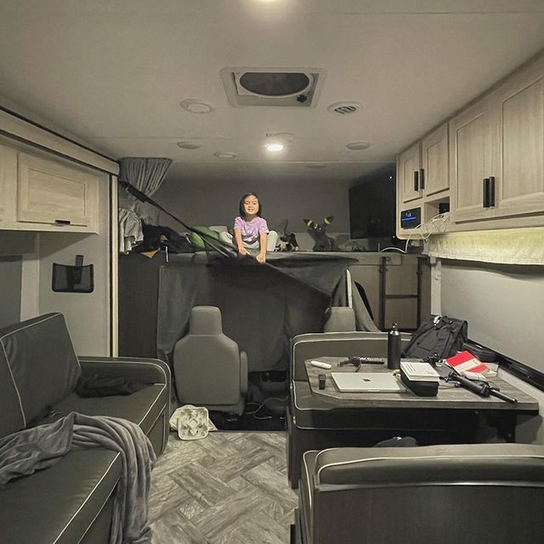 9 Potret Liburan Seru Keluarga Ayudia & Ditto Keliling Amerika Pakai Campervan Ditto Percussion memboyong istri dan anaknya keliling Amerika Serikat menggunakan mobil campervan. Yuk intip keseruannya!