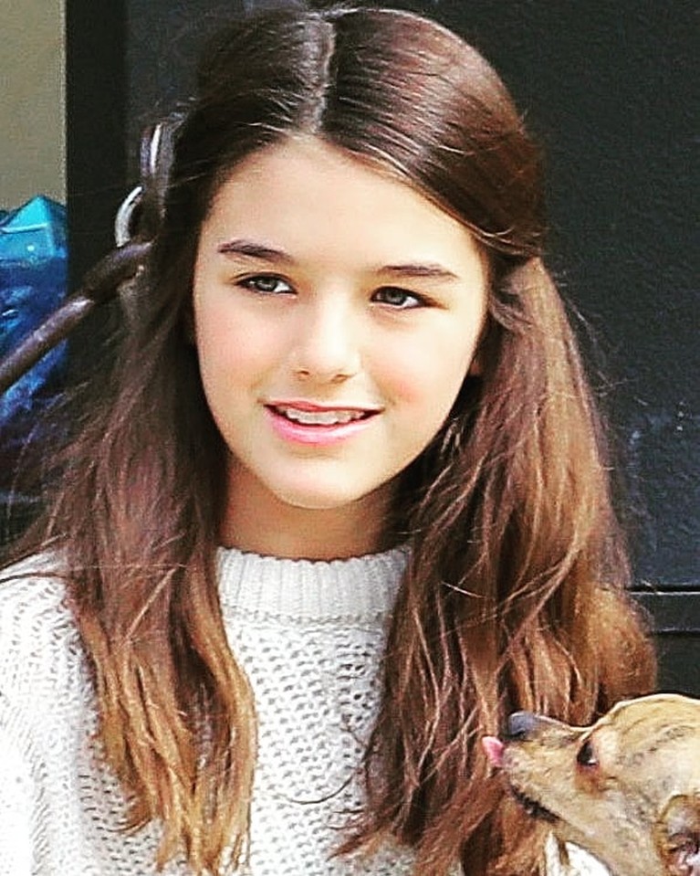 9 Transformasi Suri Cruise Putri Cantik Tom Cruise yang Beranjak Dewasa Putri Tom Cruise dan Katie Holmes, Suri Cruise jadi sorotan sejak lahir. Ia tumbuh menjadi gadis cantik. Yuk intip transformasinya!
