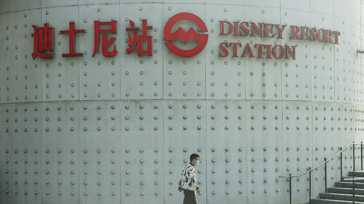 FOTO: Geger Satu Kasus Corona di Disneyland Shanghai