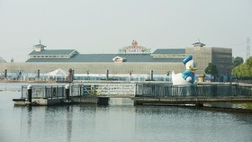 FOTO: Geger Satu Kasus Corona di Disneyland Shanghai
