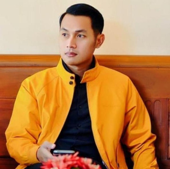 <p>Anak ketiga dari empat bersaudara itu terjun di dunia politik bukan 'kemarin sore'. Saat duduk di bangku kuliah, tepatnya di usia 19 tahun, ia bergabung ke organisasi sayap Partai Golkar yaitu Angkatan Muda Pembaharuan Indonesia (AMPI). (Foto: Instagram @adityahalindra)</p>