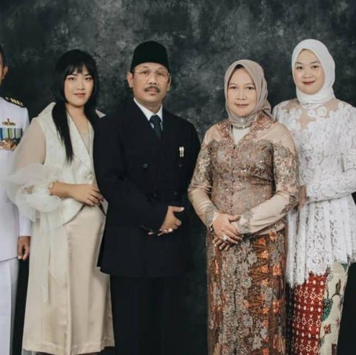 <p>Pria kelahiran Surabaya, 15 April 1992 ini merupakan anak dari Bupati Tuban dua periode yaitu Haeny Relawati Rini Widyastuti. Sang ibunda menjabat sebagai Bupati Tuban pada periode 2001-2006 dan 2006-2011, Bunda. (Foto: Instagram @adityahalindra)</p>