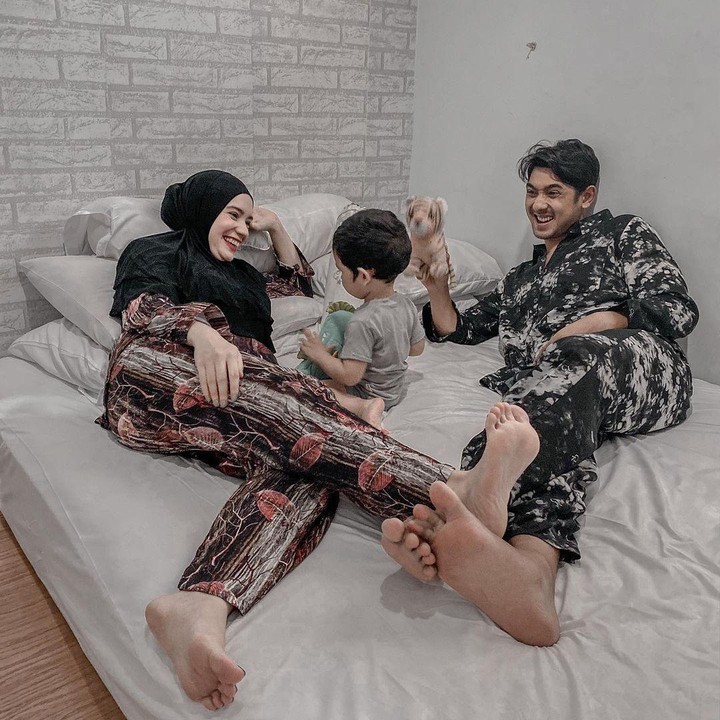 <p>Menikah pada 6 Agustus 2017 lalu, pasangan ini memang tak pernah absen menghabiskan waktu bersama sang putra. Di sela-sela kesibukan sebagai artis, Arya dan Putri Anne selalu menyempatkan diri untuk bermain dengan bocah kelahiran 2019 itu. (Foto: Instagram @arya.saloka)</p>