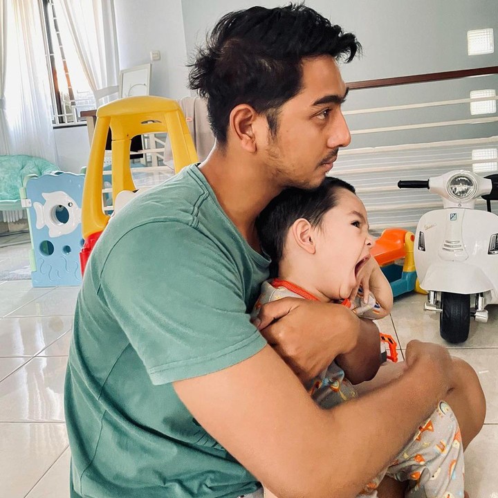 <p>Lewat Instagram, Putri Anne kerap membagikan potret gemas ayah dan anak ini. Lihat saja ketika Arya dan Ibrahim sama-sama tampil mengantuk dengan muka bantal. (Foto: Instagram @putriannesaloka)</p>