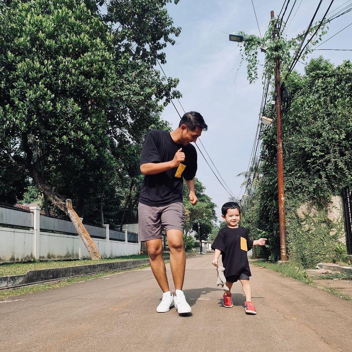<p>Belum lama ini, Arya Saloka kembali mengajak putranya melakukan quality time. Ia dan Ibrahim melakukan lari pagi sambil berjemur. (Foto: Instagram @putriannesaloka)</p>