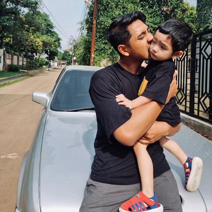 <p>Arya Saloka juga terlihat mencium pipi Ibrahim dengan penuh sayang. Bikin meleleh nih, Bunda. (Foto: Instagram @putriannesaloka)</p>