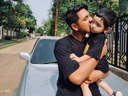 7 Potret Terbaru Arya Saloka Momong Anak, Bikin Meleleh Bun!