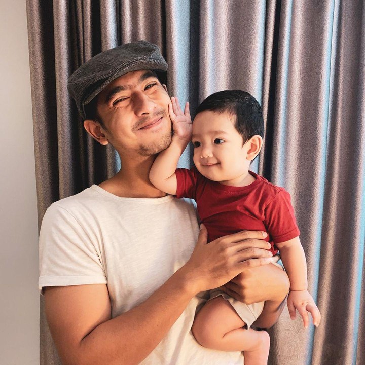 <p>Arya Saloka dikenal sebagai salah satu hot daddy Tanah Air. Istri dari Putri Anne ini sudah dikaruniai anak pertama bernama Ibrahim Jalal Ad Din Rumi. (Foto: Instagram @arya.saloka)</p>