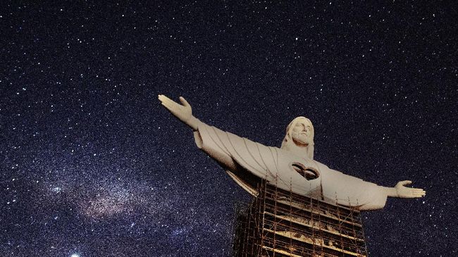 Ketinggian patung Yesus Sang Pelindung mencapai 43,5 meter dan membuatnya menjadi patung Yesus tertinggi ketiga di dunia.
