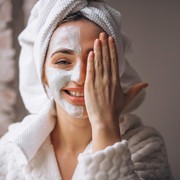 Nggak Perlu ke Klinik Kecantikan, Begini Cara Mudah Facial Wajah Sendiri di Rumah! Auto Kinclong Mendadak deh