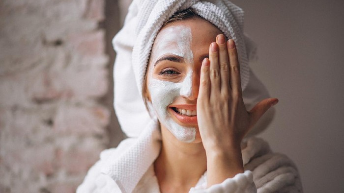 Nggak Perlu ke Klinik Kecantikan, Begini Cara Mudah Facial Wajah Sendiri di Rumah! Auto Kinclong Mendadak deh