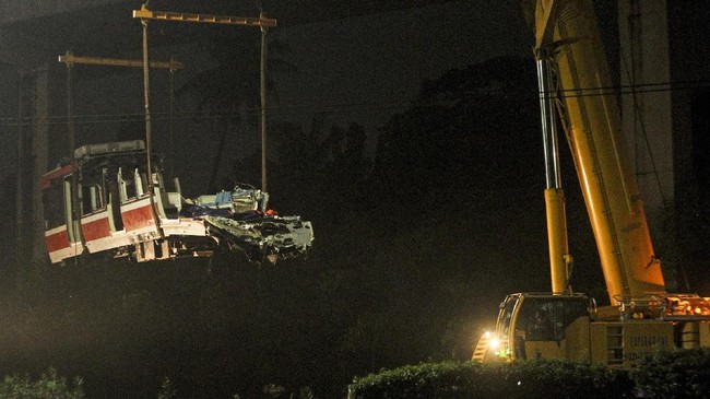 FOTO: Lima Hari Evakuasi Gerbong LRT Jakarta yang Bertubrukan