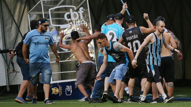 Suporter klub Serie A Brasil, Gremio, mengamuk usai pertandingan dan merusak fasilitas VAR usai timnya dikalahkan Palmeiras 1-3.