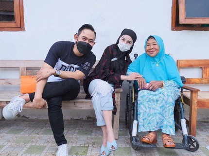 Tersentuh Cerita Trimah, Crazy Rich Malang Donasi Rp100 Juta ke Panti Jompo