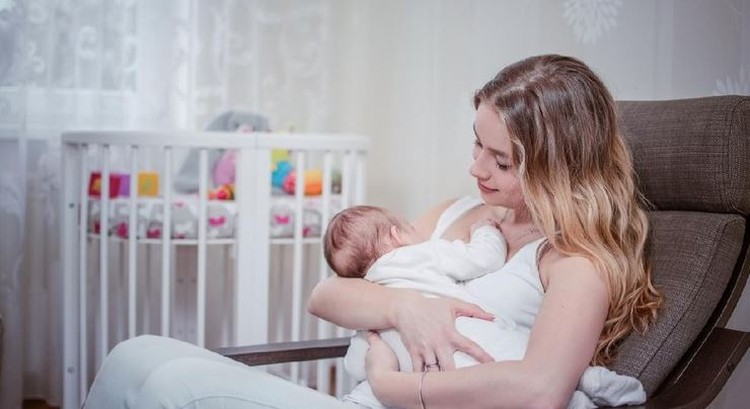 Tahukah, Bunda? Menyusui juga bermanfaat untuk meningkatkan kualitas kesehatan otak dalam jangka waktu yang panjang, lho. Simak selengkapnya di sini, yuk.