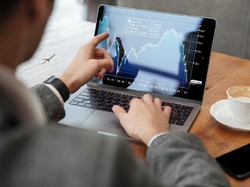 Sebulan Meroket 323%, Saham Produsen Sarung Tangan Ini Digembok Bursa