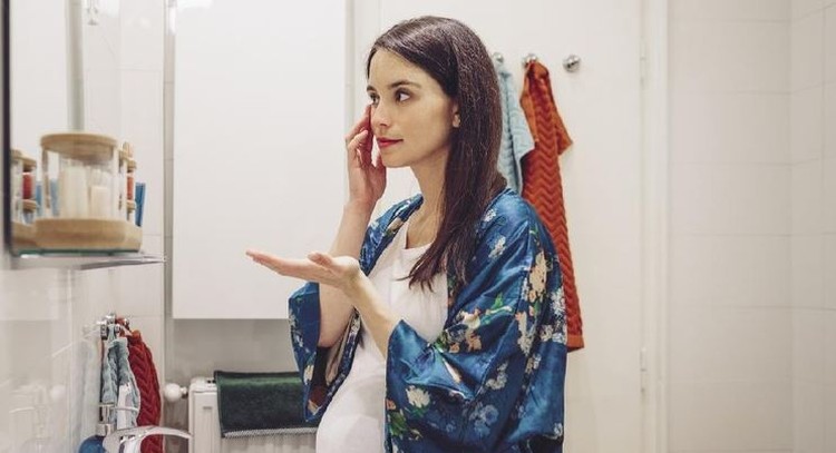 Alasan Retinol Wajib Dihindari Bunda Hamil, Ini Bahayanya untuk Janin Meski retinol diketahui bagus untuk kulit, Bunda perlu menghindarinya selama kehamilan. Karena bisa menyebabkan adanya risiko serius pada bayi yang belum lahir.