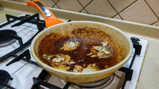 Semakin sering digunakan, teflon yang berkerak akan sulit dihilangkan. Ketahui cara membersihkan kerak teflon dengan bahan sederhana di rumah.