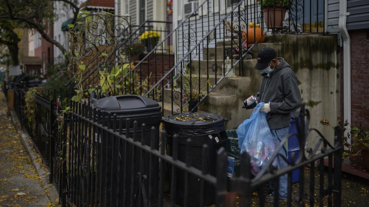 FOTO: Imigran di New York Bertahan Hidup dari Cuan Kaleng Bekas