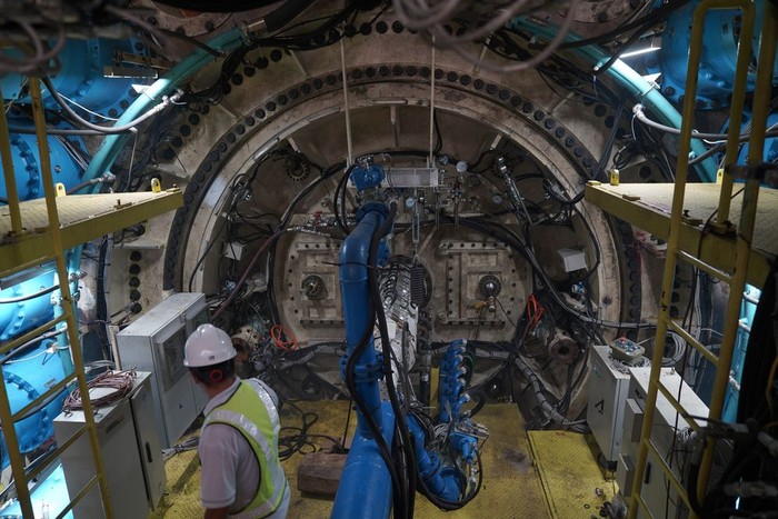 Konstruksi KCJB ini menggunakan metode dan teknologi canggih. Salah satunya menggunakan Tunnel Boring Machine (TBM) untuk mengebor Tunnel #1 sepanjangnya 1.885 meter yang terletak di kawasan Halim, Jakarta Timur. (Foto: detik.com/dok. KCIC)