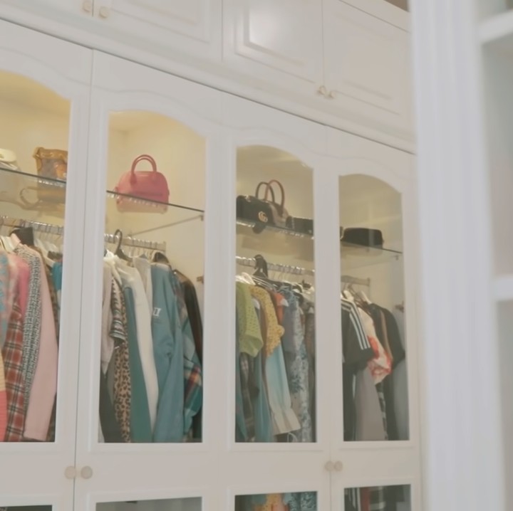 <p>Melalui channel YouTube miliknya, wanita kelahiran Aceh pada tahun 2002 ini menunjukkan kemewahan kamarnya, salah satuya dengan sudut walk in closet yang berisikan baju dan tas kesayangannya. (Foto: YouTube: Beby Tsabina TV)</p>