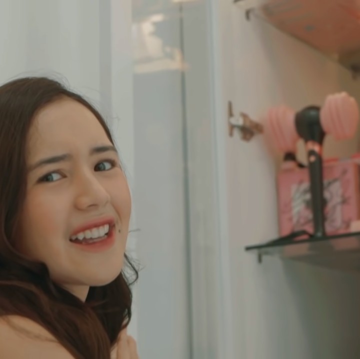<p>Semua barang-barang favorit milik Beby tersusun rapi, termasuk beberapa koleksi seperti sepatu, tas, hingga merchandise K-pop miliknya. (Foto: YouTube: Beby Tsabina TV)</p>
