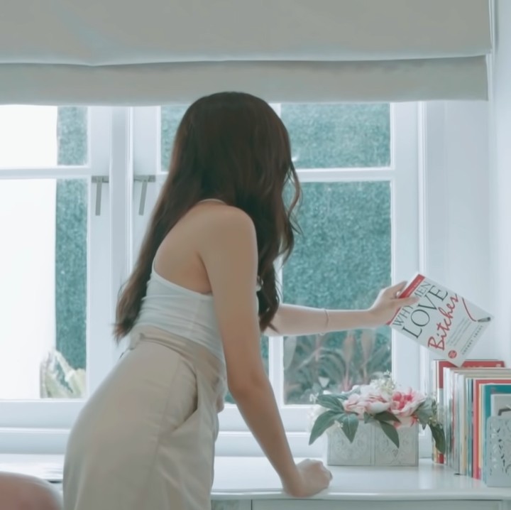<p>Sedangkan ini meja tempat Beby kuliah <em>online</em>. Beby ungkap ini jadi spot favorit karena begitu nyaman.  (Foto: YouTube: Beby Tsabina TV)</p>